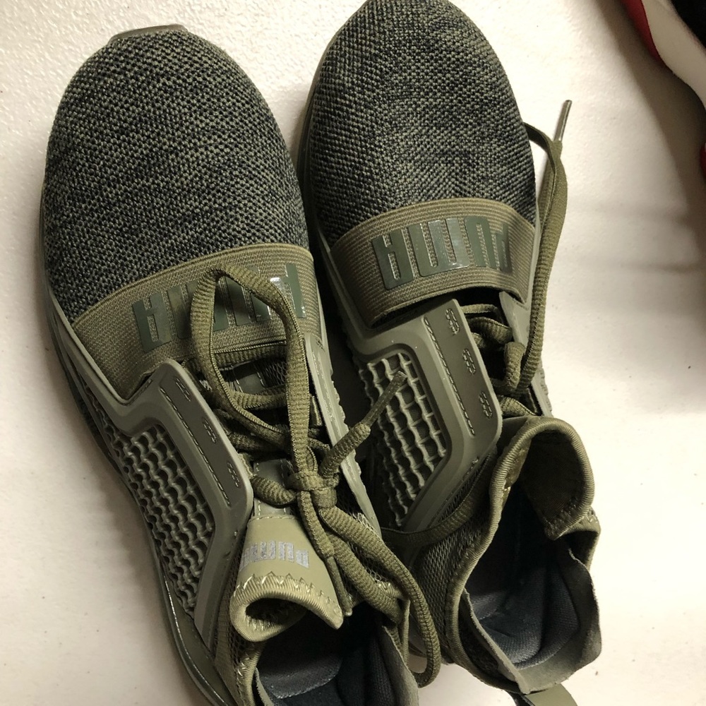 Like new puma sneakers size 8 women’s